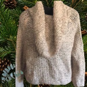 🌺NWT Adorable and Cozy Sweater beige tones super soft and fluffy!